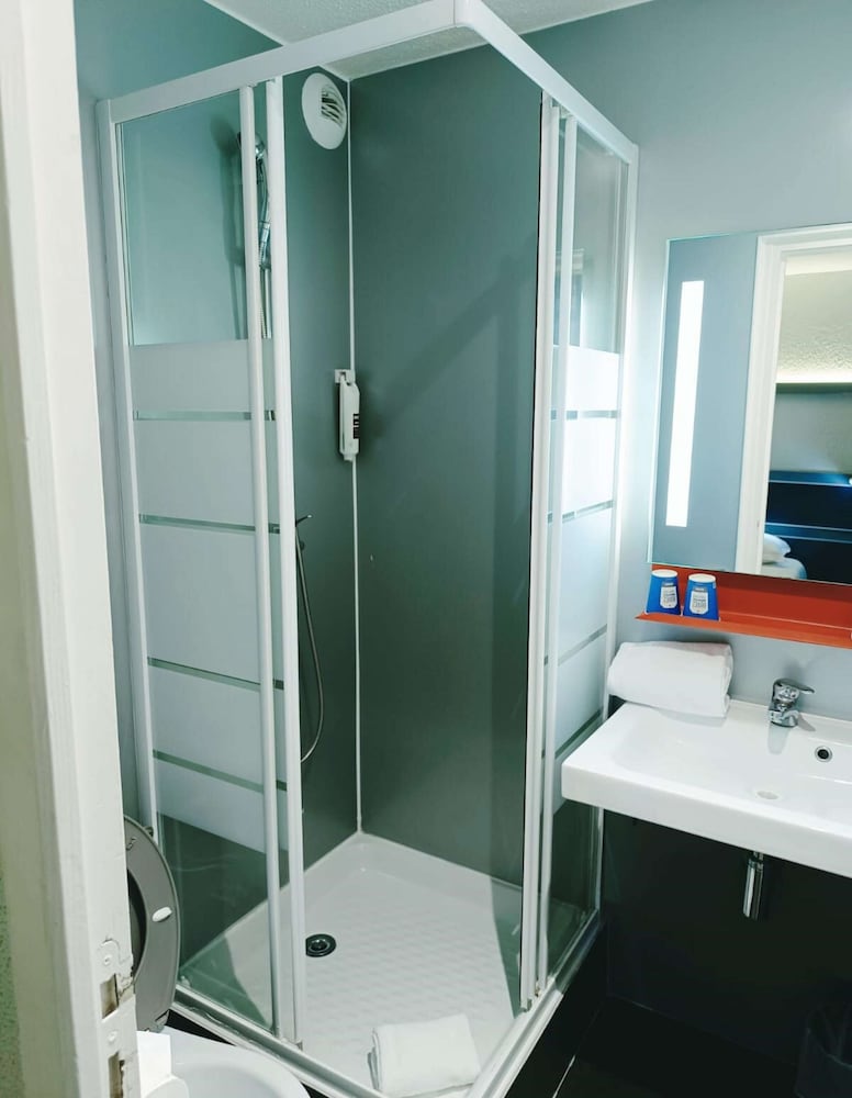 Standard Room, 2 Twin Beds - Photo 5