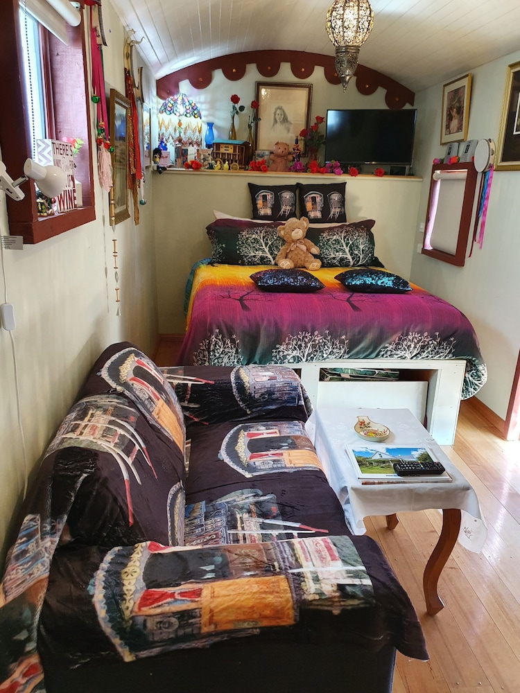 Romantic Single Room, 1 Queen Bed, Ensuite, River View photo 2
