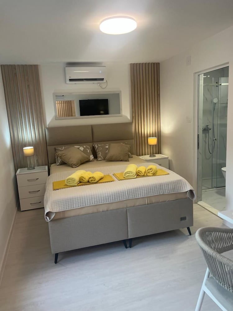 Classic Studio, 1 Queen Bed, Partial Sea View, Courtyard Area photo 1
