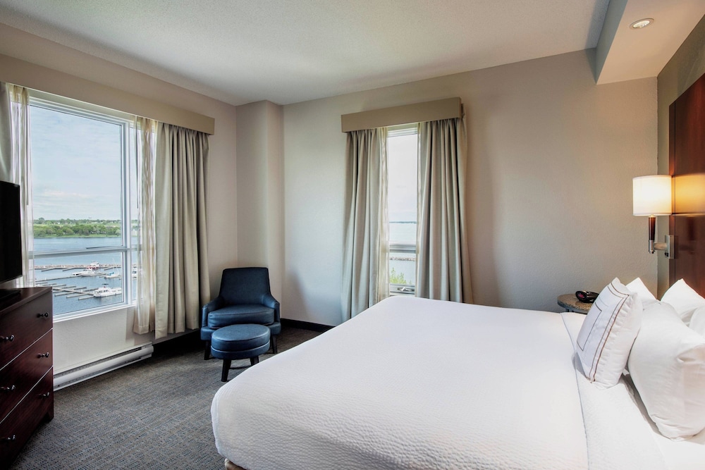 Suite, 2 Bedrooms, Non Smoking, Corner Lake View photo 3