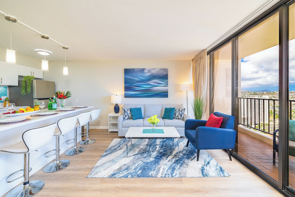 Diamond Head and Ocean views with King Bed and Parking: Apartment, 1 King Bed with Sofa bed, Ocean View (0113) photo