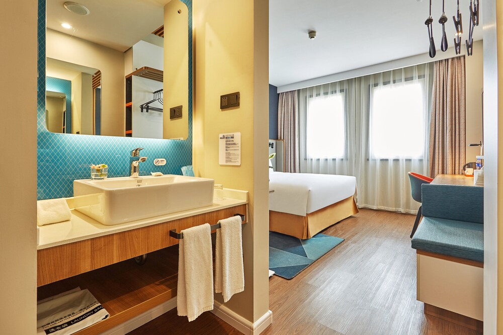 Standard Room, 1 King Bed photo 3