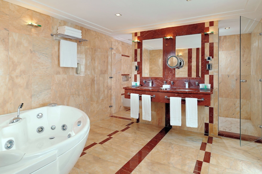 Deluxe Suite, 1 Bedroom, Smoking, City View - Photo 5