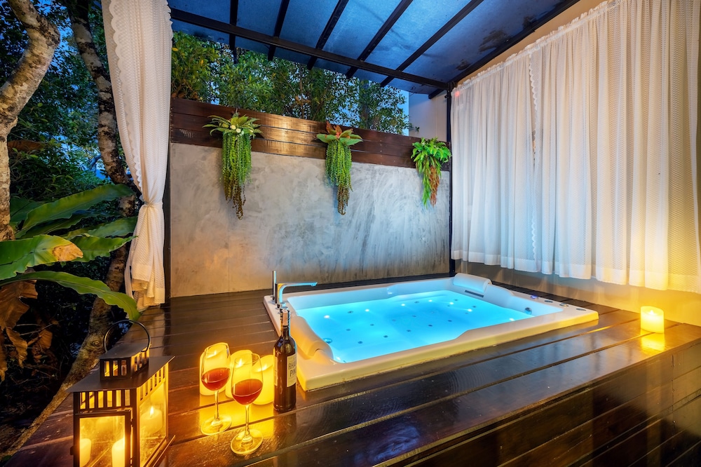 Honeymoon Suite - Photo 7