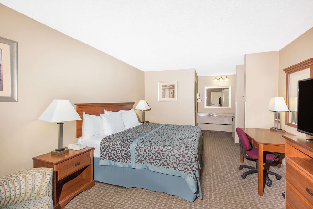 Standard Room, 1 King Bed - Photo 3