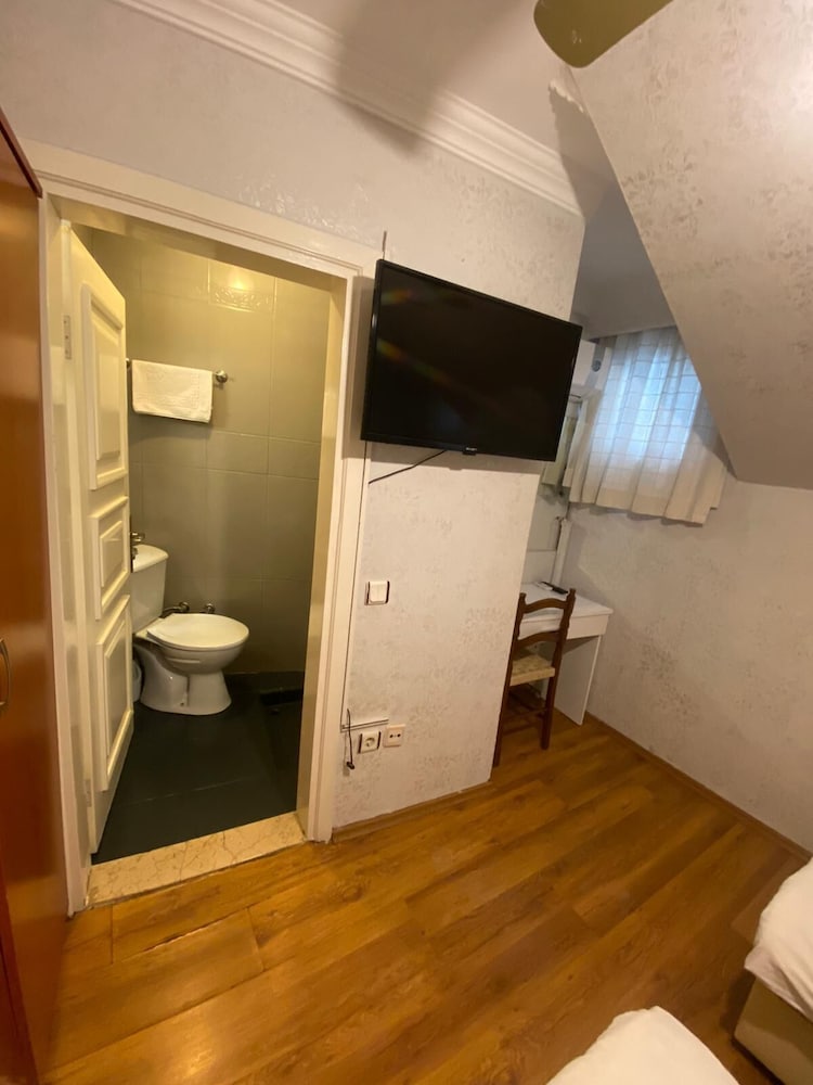 Economy Twin Room photo 2