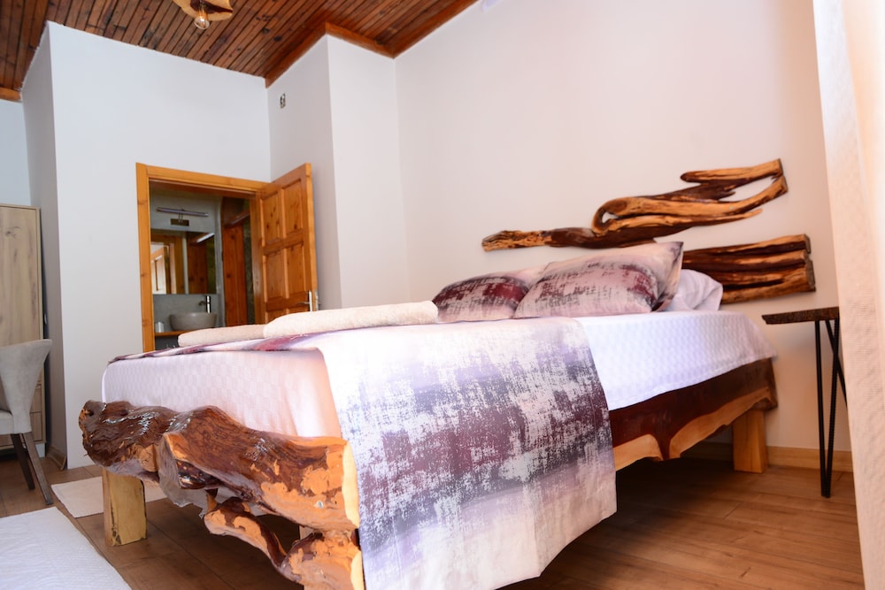 Deluxe Double Room, 1 Bedroom, Smoking, Mountain View photo 3