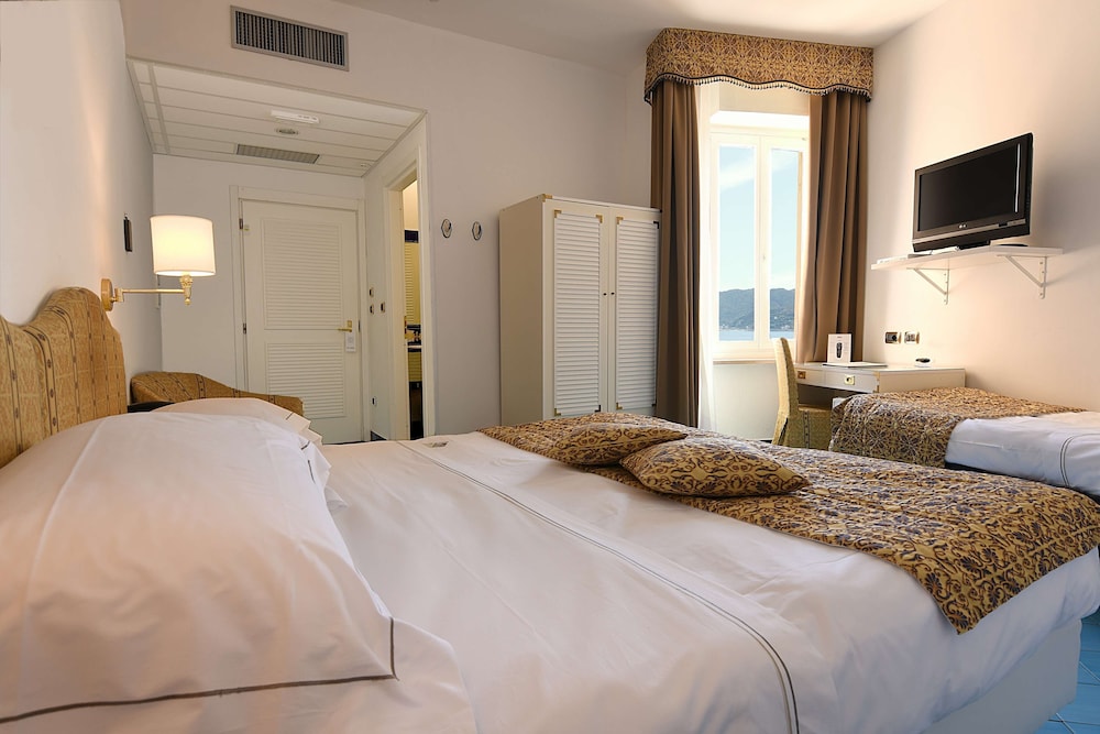 Family Room, 1 King Bed with Sofa bed, Sea Facing - Photo 1