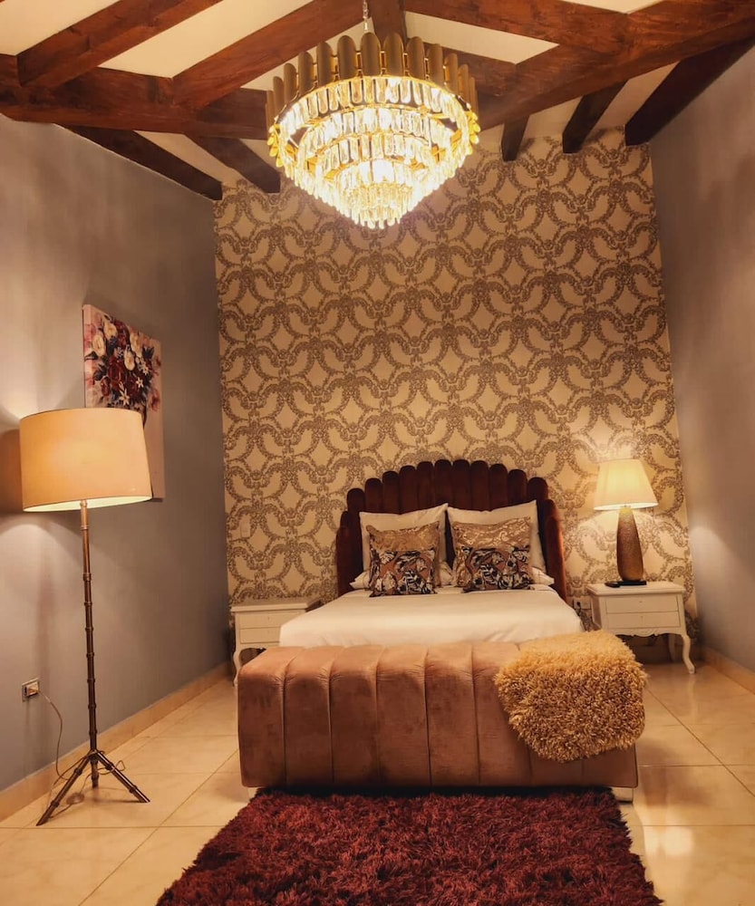 Deluxe Room, 1 Queen Bed photo 2