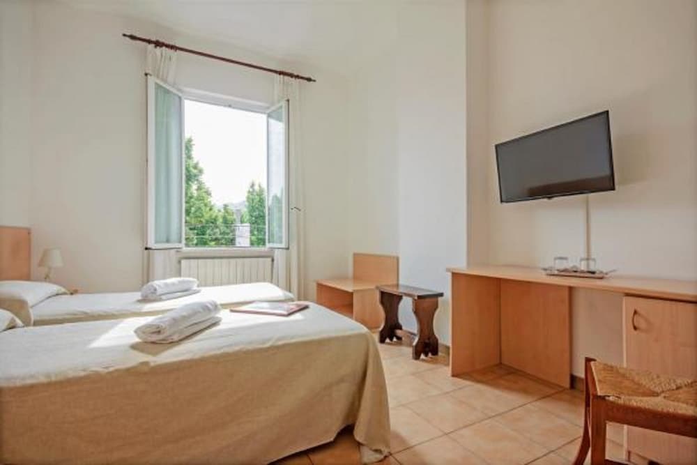 Double or Twin Room - Photo 5