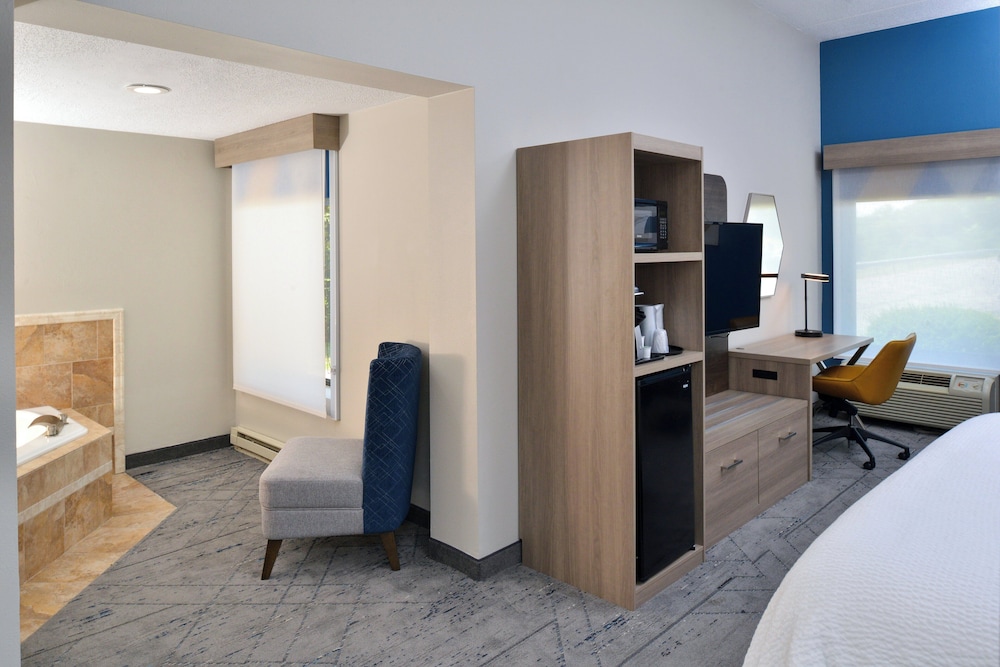 Suite, 1 King Bed, Jetted Tub - Photo 5