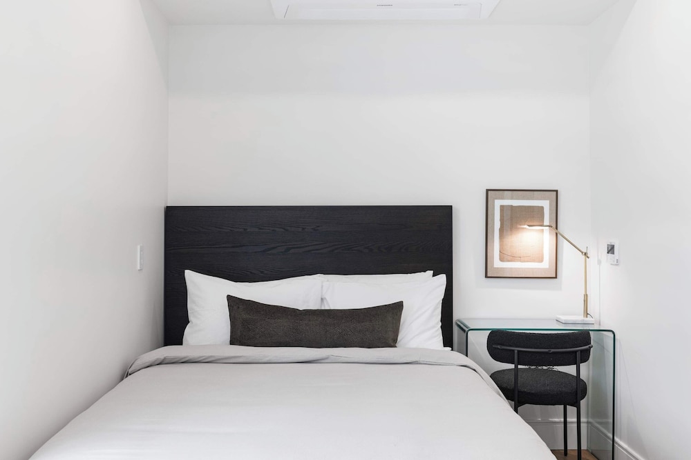 Premium Studio, 1 Queen Bed, Kitchenette photo 1