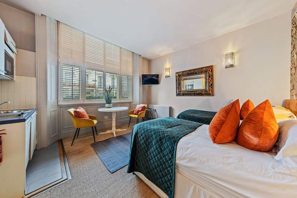 Superior Twin Room, Private Bathroom, City View photo 2