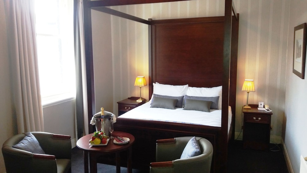 Four Poster Room photo 2