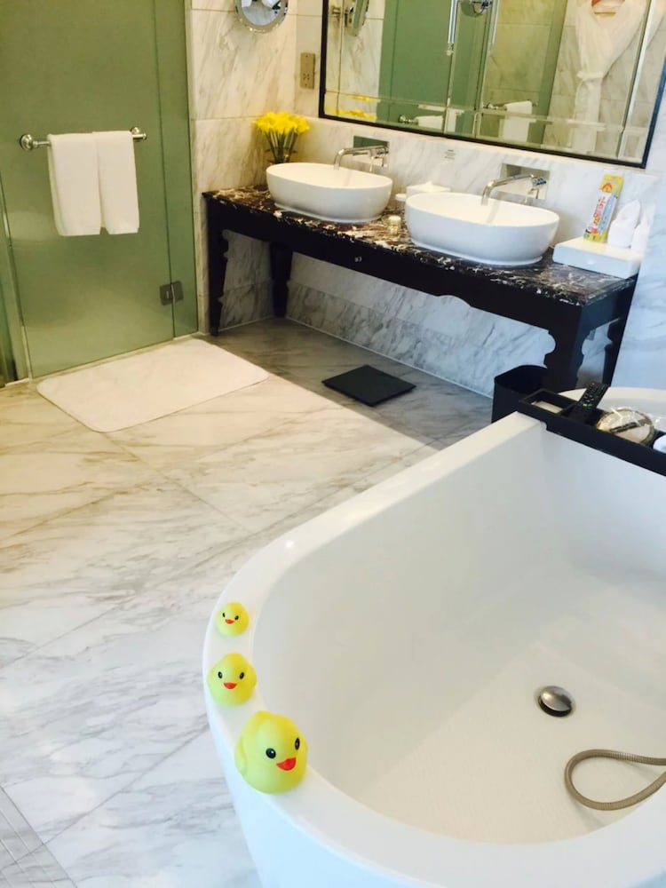 Premium Lake View Suite King - Photo 8