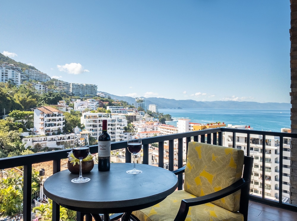 1 Bed 1 Bath Ocean Front Corner Suite