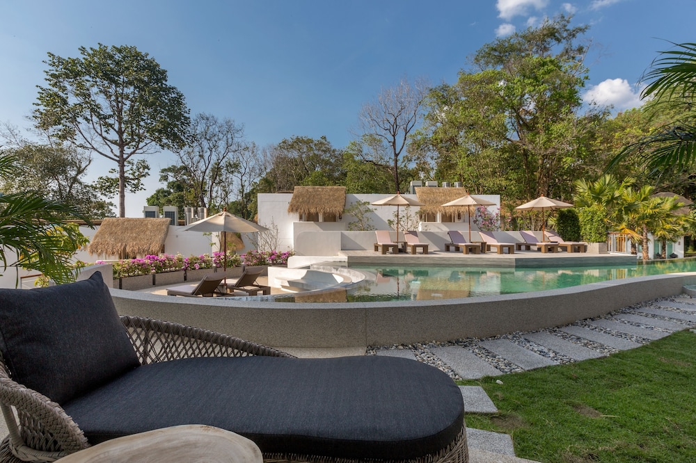 Deluxe Room, Pool Access thumbnail 6