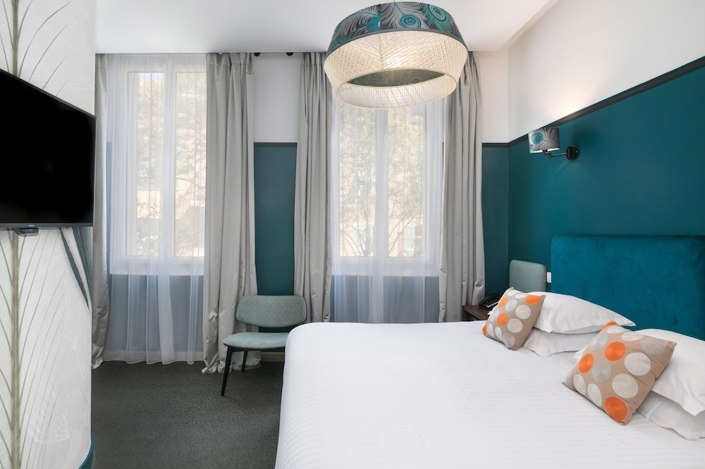 Deluxe Room, 1 King Bed, Non Smoking (Larger Room) - Photo 13