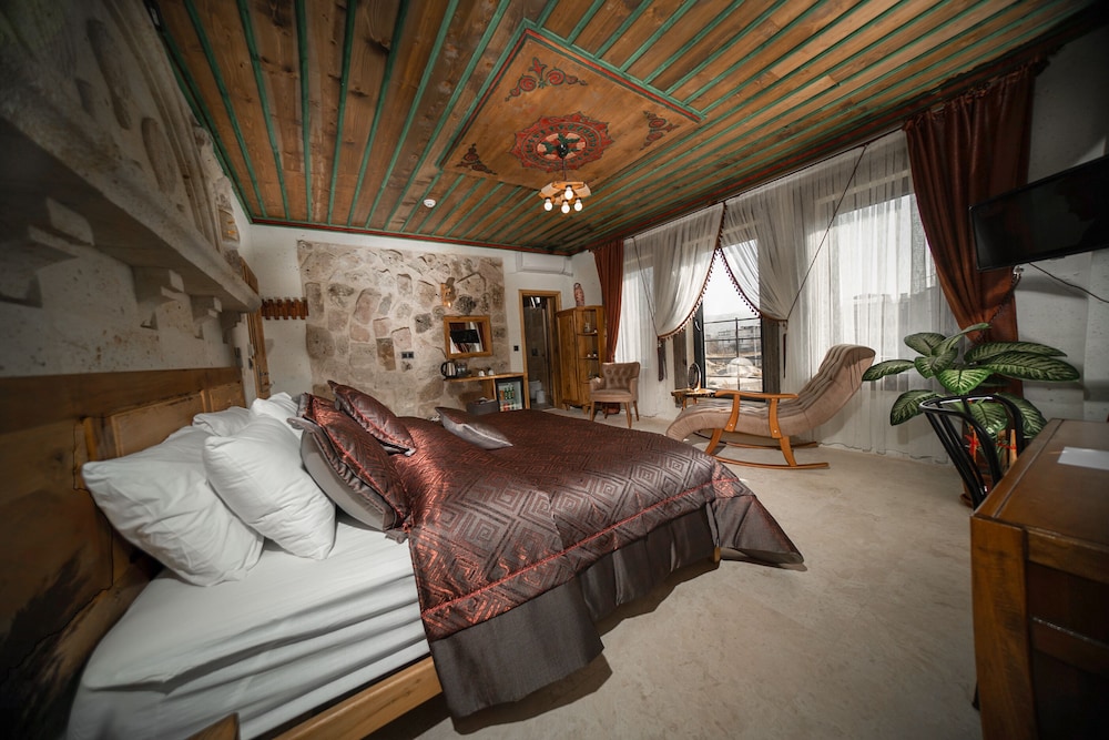 Luxury Double Room, 1 King Bed, Non Smoking, Mountain View - Photo 8