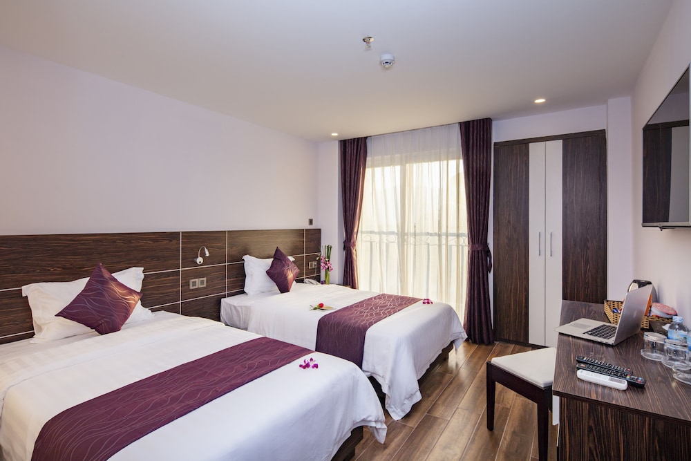 Club Triple Room, Window, City View photo 3
