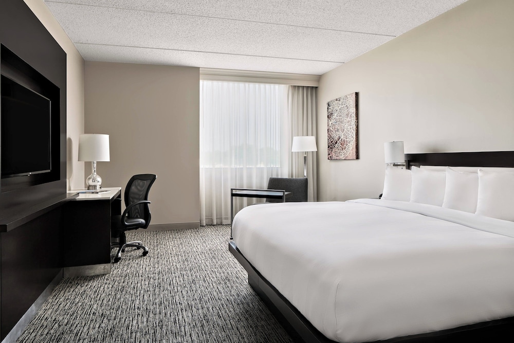Room, 1 King Bed (Mobility Accessible, Roll-In Shower) - Photo 2