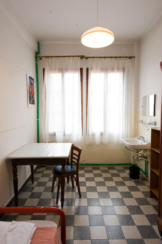 Single Room with Shared Bathroom photo 2