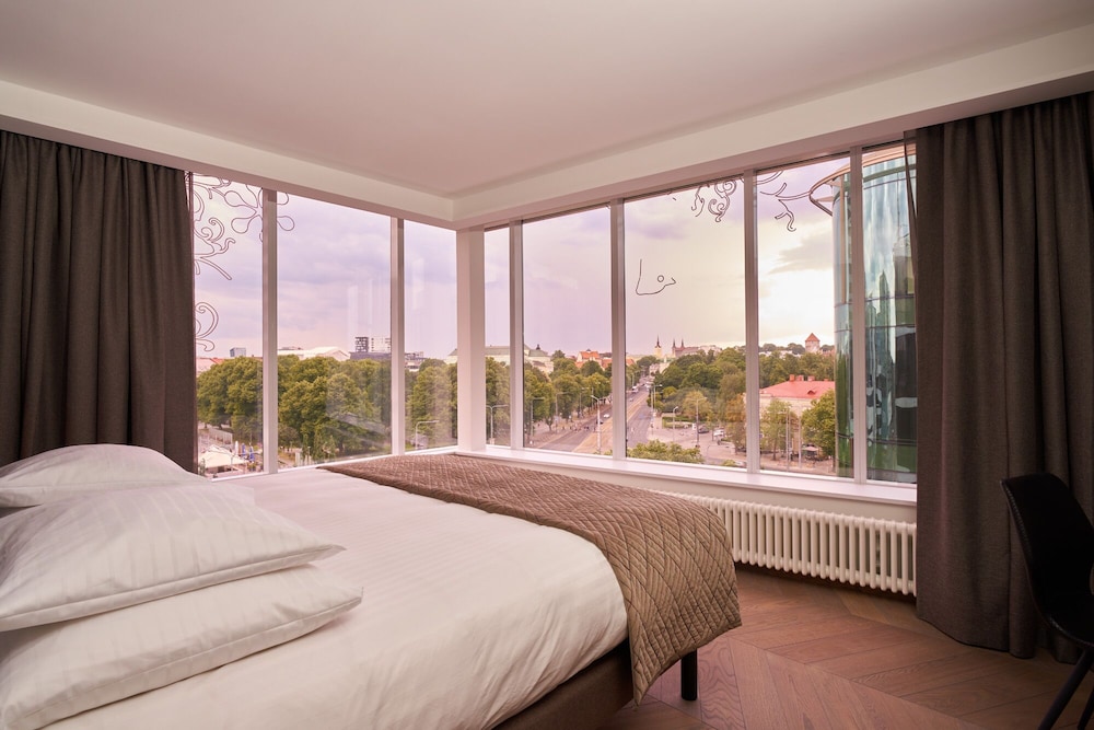 Suite, 1 King Bed, City View, Corner - Photo 2