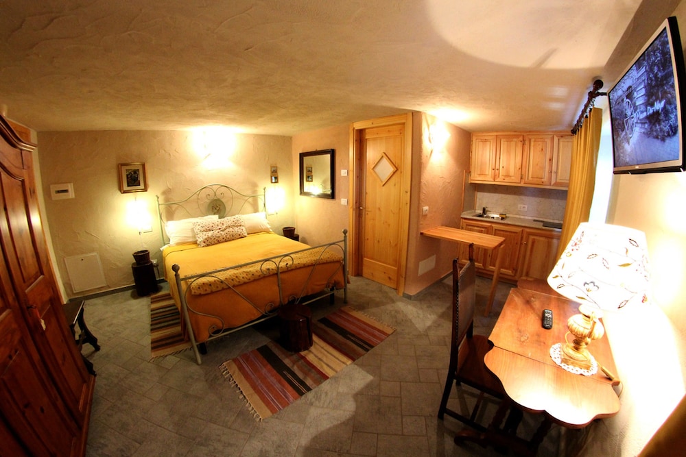 Double Room (Papillon)