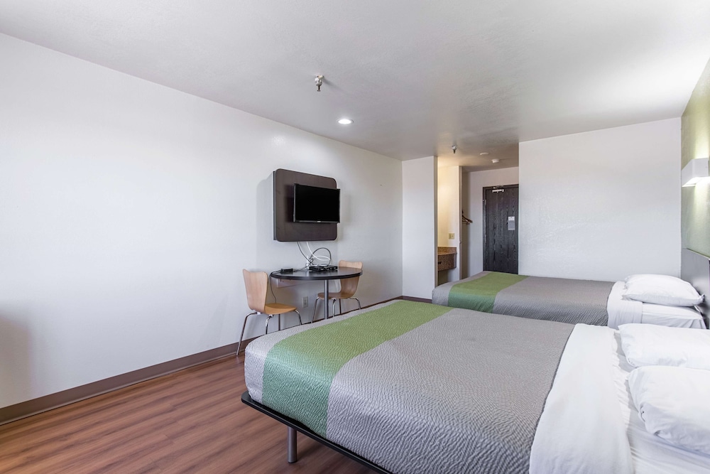 Deluxe Room, 2 Queen Beds, Non Smoking, Refrigerator & Microwave - Photo 5