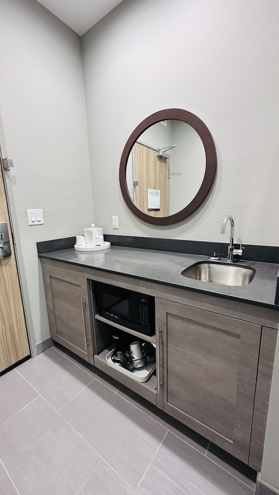 Studio, 1 King Bed, Refrigerator & Microwave (Wet bar) photo 2