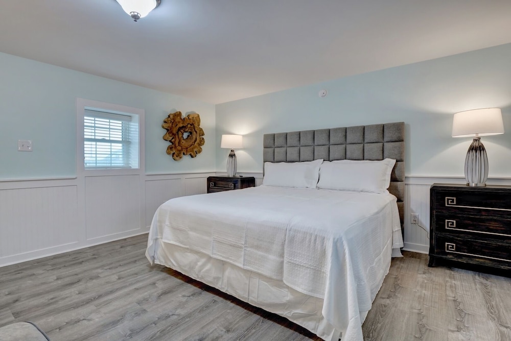 Standard Room, 1 King Bed, Refrigerator & Microwave photo 2