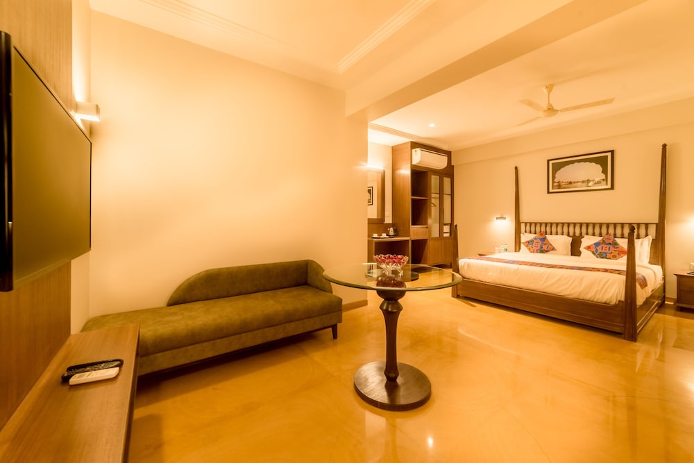 King Suite Room - Photo 8
