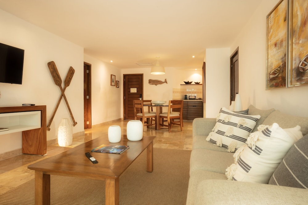 Spa Oceanfront Suite With Jacuzzi