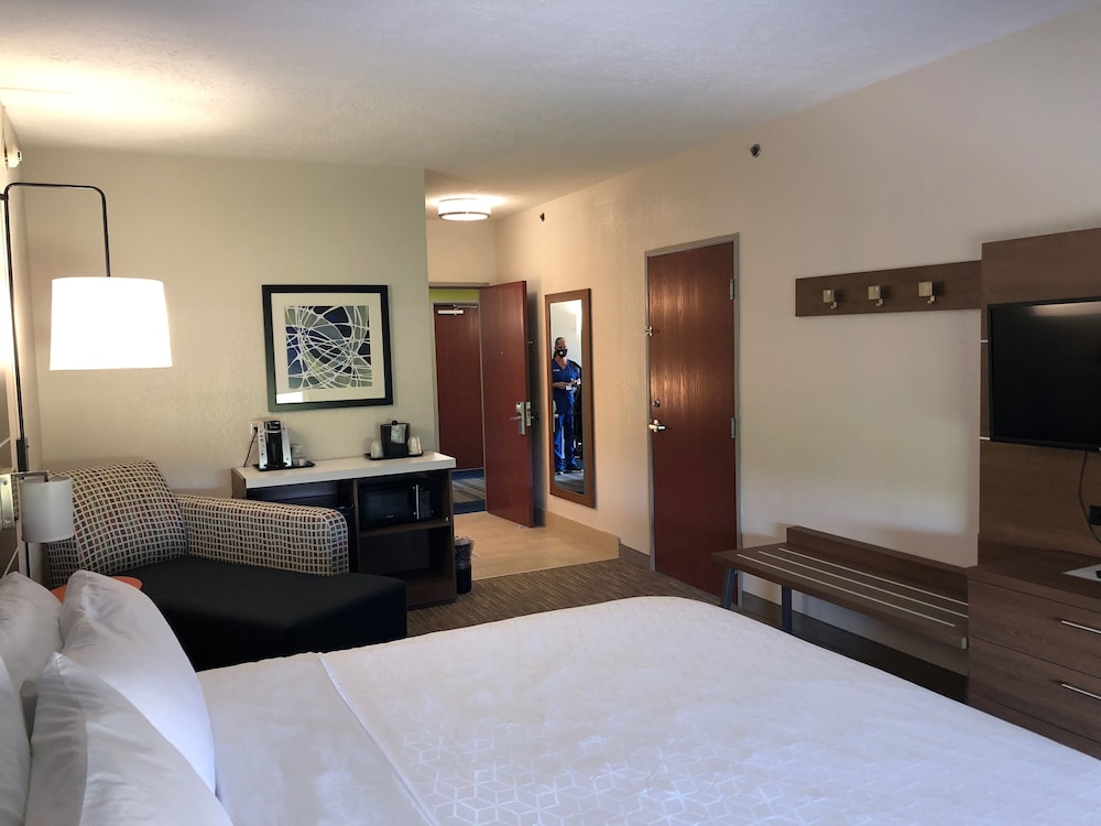 Suite, 1 King Bed - Photo 2