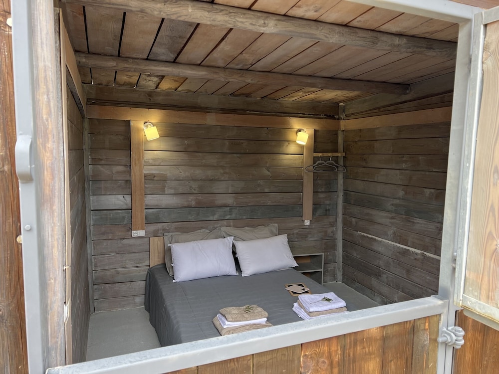 Romantic Double Room, Shared Bathroom (cabane) photo 3
