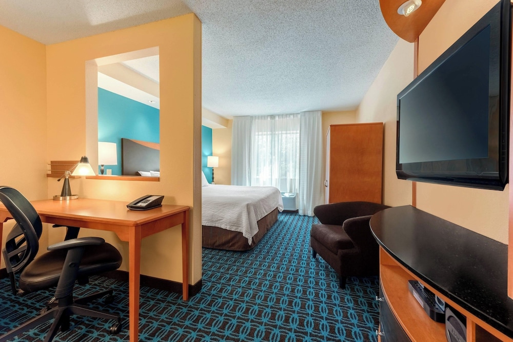 Executive Suite, 1 King Bed with Sofa bed (Mobility/Hearing Accessible, Tub) - Photo 2