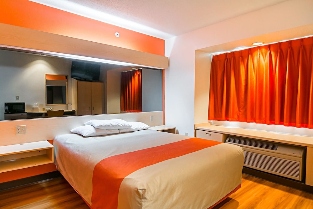 Standard Room, 1 Queen Bed, Non Smoking - Photo 2