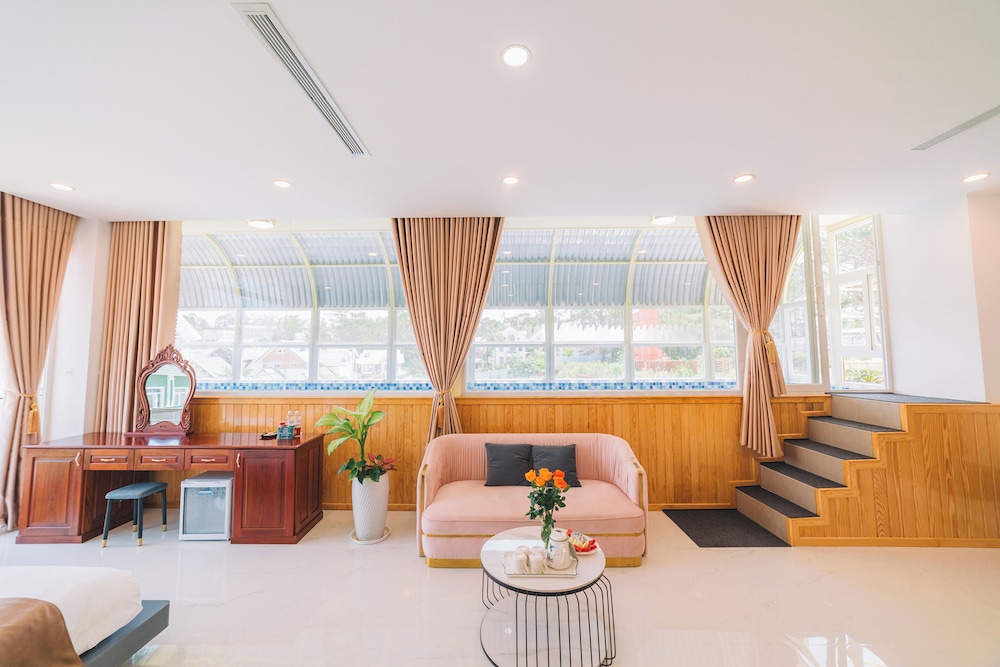Premium Pool View Room - Photo 7