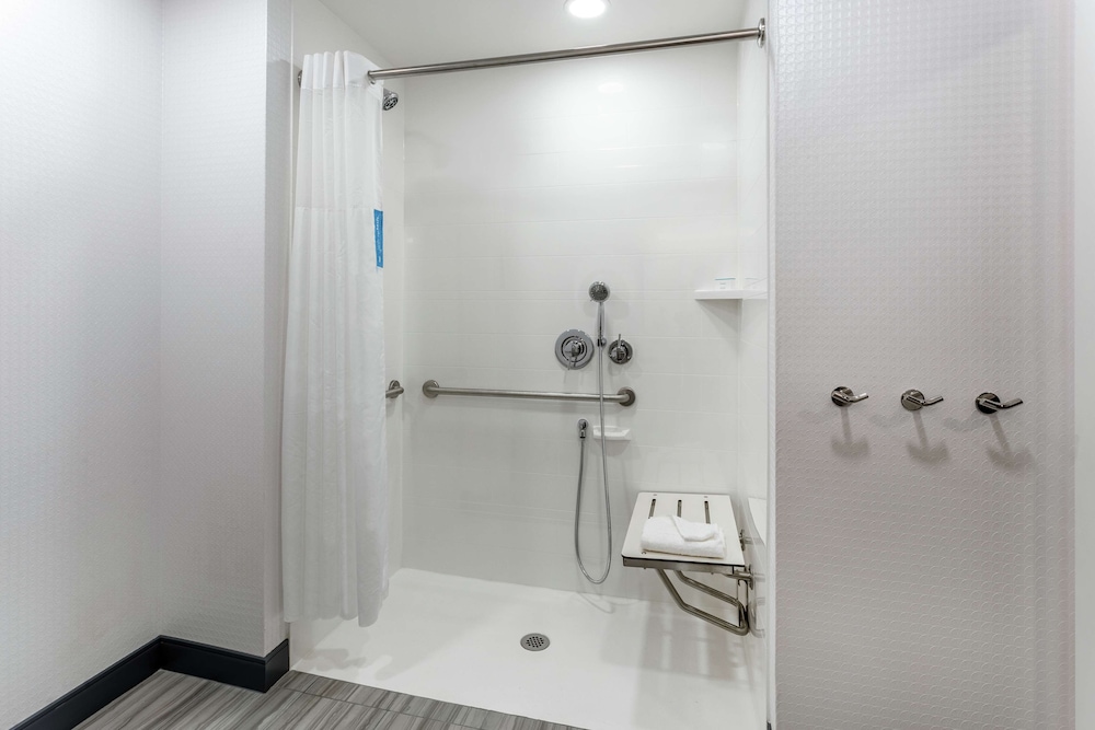 Room, 2 Queen Beds, Accessible (Roll-In Shower) - Photo 4