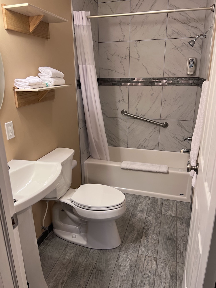 Basic Room, 1 Queen Bed, Courtyard View, Ground Floor photo 2