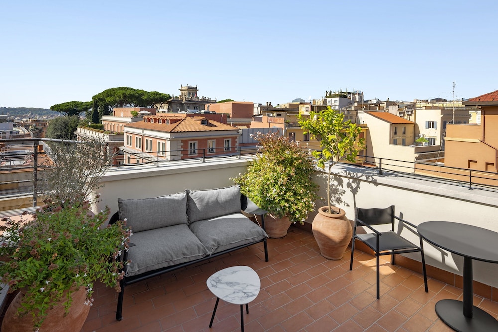 Suite, 1 Bedroom, Balcony thumbnail 5