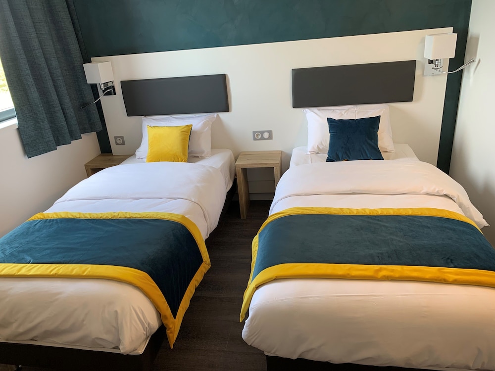Standard Twin Room - Photo 1