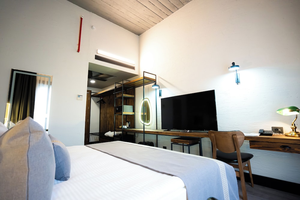 Superior French Bed City View photo 3