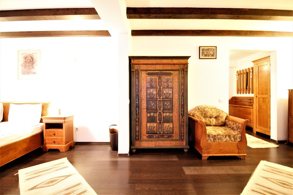 Executive Suite, 1 King Bed, Mountain View photo 2