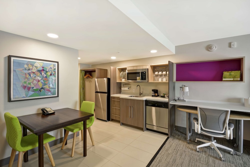 Suite, 1 King Bed, Accessible (Hearing) photo 3