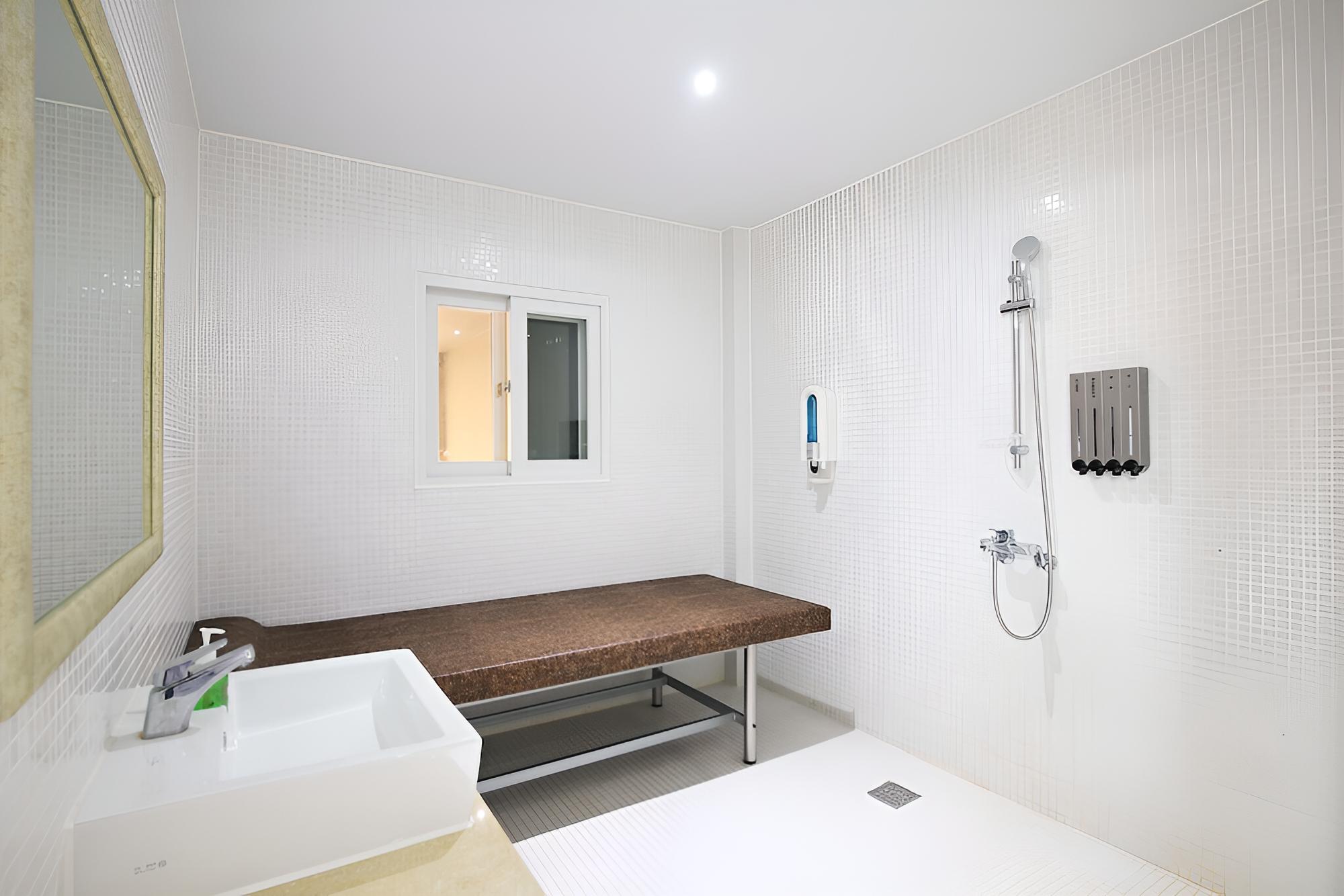 Room (Semi-private duplex room (duplex/rate) photo 2