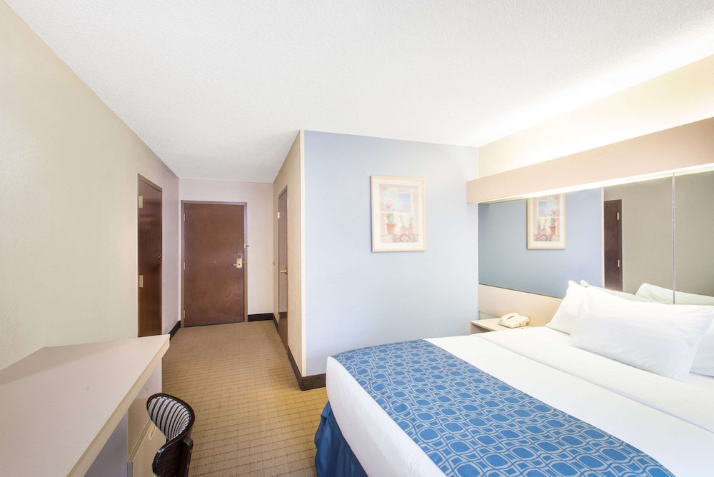 Room, 1 Queen Bed, Non Smoking - Photo 4