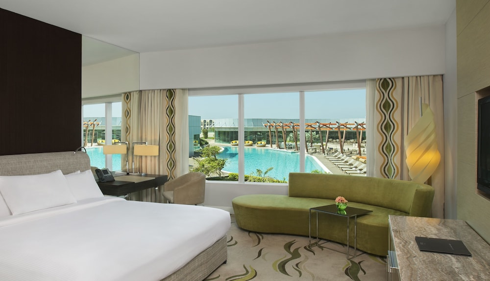 Premier Room, 1 King Bed photo 3