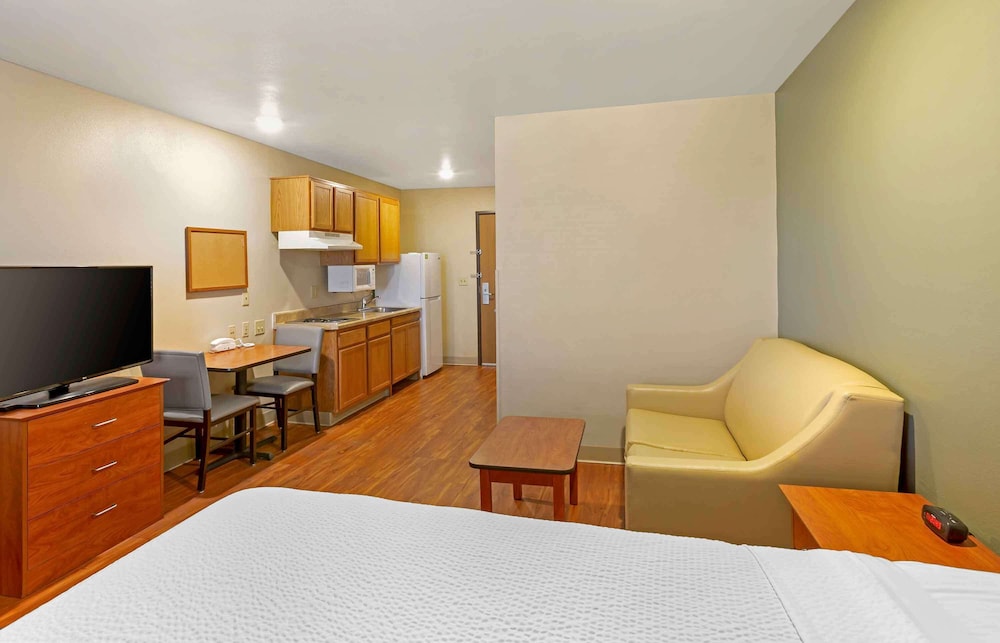 Deluxe Studio, Non Smoking, Refrigerator & Microwave photo 2