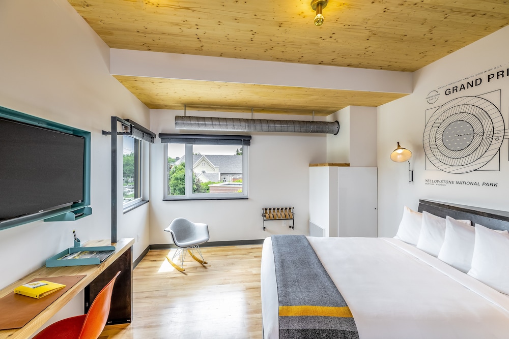 Standard Room, 1 King Bed (West King)